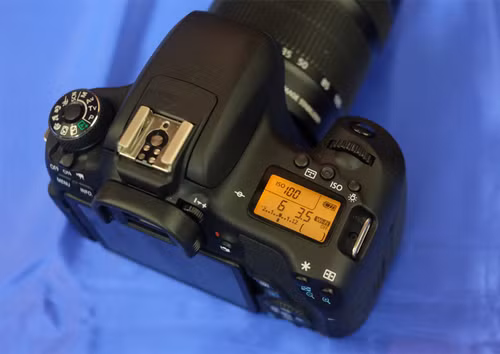 EOS 760D là dòng 3 số nhưng có màn hình phụ phía trên. Ảnh: Tuấn Hưng.