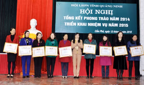 Hội LHPN tỉnh tặng giấy khen cho các tập thể, cá nhân có thành tích xuất sắc trong công tác Hội và phong trào phụ nữ năm 2014.