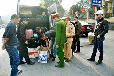 CBCS Công an tỉnh kiểm tra các phương tiện giao thông nhằm kịp thời ngăn chặn, phát hiện việc vận chuyển pháo trái phép. (Ảnh chụp chiều 29 Tết tại Km 9, phường Quang Hanh, TP Cẩm Phả).
