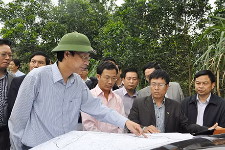 Chủ tịch UBND tỉnh kiểm tra hiện trạng khu vực nằm trong phạm vi dự án trên bản đồ.