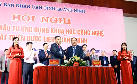 Các đơn vị ký kết biên bản ghi nhớ tại Hội nghị xúc tiến đầu tư ứng dụng khoa học công nghệ phát triển dược liệu Quảng Ninh, tổ chức ngày 9-11-2014. Ảnh: Thanh Tùng