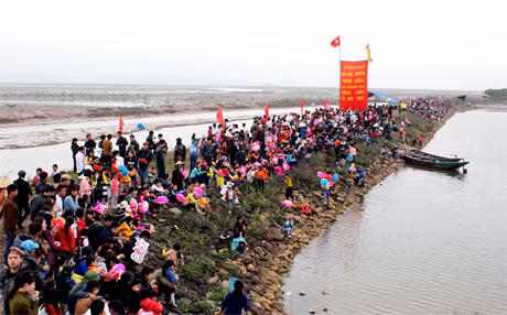 Đầu xuân năm mới người dân xã đảo Đồng Rui lại náo nhiệt với giải đua thuyền truyền thống.