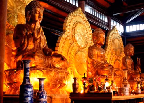 Ba pho tượng Tam Thế Phật (quá khứ, hiện tại, tương lai) trong điện Tam Thế tại chùa Bái Đính.