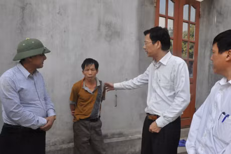 Chủ tịch UBND tỉnh trò chuyện với hộ ông Trung (xã Tràng Lương, Đông Triều) về bàn giao mặt bằng à hộ ddân và hộ