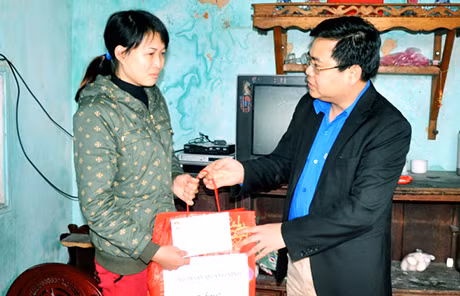 Đồng chí Hoàng Bá Nam trao quà Tết Ất Mùi cho gia đình có hoàn cảnh khó khăn trên địa bàn huyện Hải Hà. Ảnh: Minh Hà