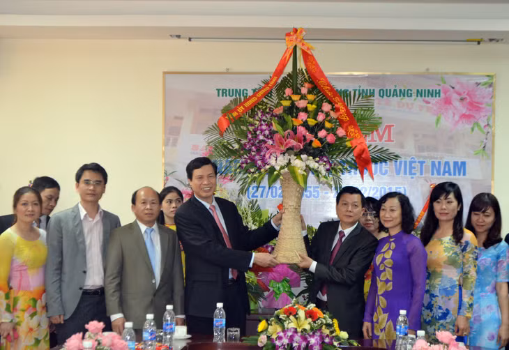 Đồng chí Nguyễn Đức Long, Phó Bí thư Tỉnh ủy, Chủ tịch HĐND tỉnh tặng hoa chúc mừng ngày Thầy thuốc Việt Nam tại Trung tâm Y tế dự phòng tỉnh