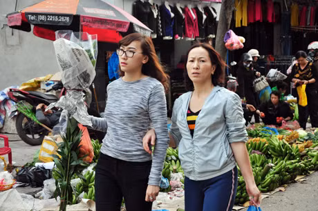 Ai cũng tất bật chuẩn bị cho bữa cơm tất niên.