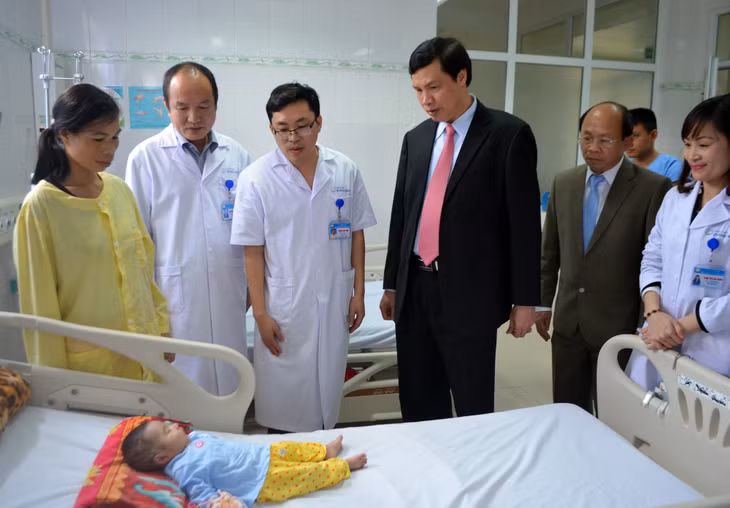 Đồng chí Nguyễn Đức Long, Phó Bí thư Tỉnh ủy, Chủ tịch HĐND tỉnh thăm, chúc sức khỏe bệnh nhân tại Bệnh viện Sản nhi Quảng Ninh 