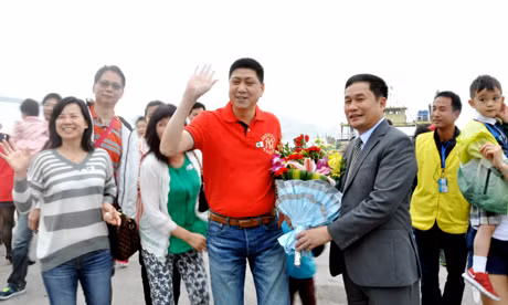Lãnh đạo Sở VH, TT&DL tặng hoa chúc mừng khách du lịch tàu biển đến “xông đất” Hạ Long trong ngày mùng 1 Tết.