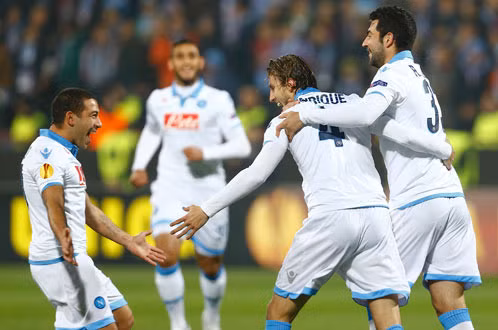 Các cầu thủ Napoli ăn mừng bàn thắng vào lưới Trabzonspor - Ảnh: Reuters