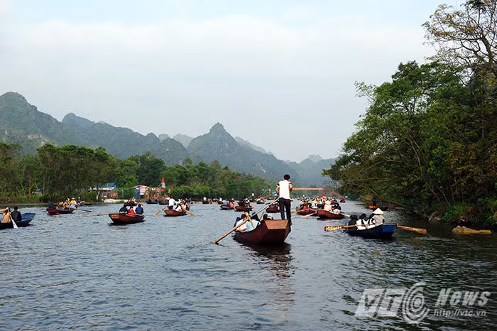Xuân về ta đi trẩy hội chùa Hương, trên hành trình về với miền đất lành, con Suối Yến mộng mơ lại càng làm du khách thêm ngẩn ngơ mà ngắm nhìn vẻ đẹp của đất Phật khi mùa xuân đang gõ cửa...