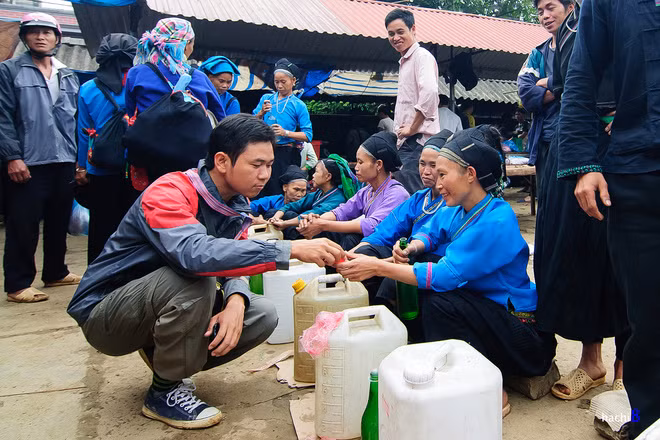 Gian hàng rượu, nơi không thể thiếu trong các phiên chợ vùng cao. Bạn đừng quên nếm thử và trò truyện cùng những người bán hàng vui tính.