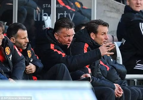 MU của Van Gaal không cho thấy sự tiến bộ khi lần thứ hai của mùa giải thất bại trước Swansea
