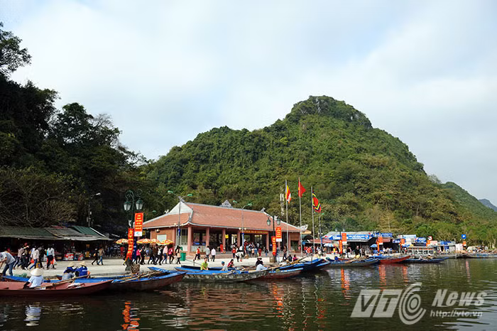  Xuôi dòng suối Yến, những chiếc đò đưa du khách cập bến đền Trình, chặng đầu tiên trong chuyến hành trình tâm linh về miền đất Phật.