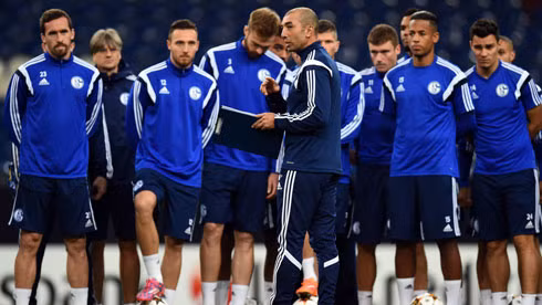 Các cầu thủ Schalke đoàn kết và bày tỏ sự ủng hộ tuyệt đối với Di Matteo. Ảnh: AP