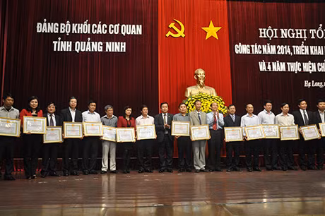 Các tập thể, cá nhân được khen thưởng