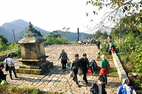 Việc trùng tu các điểm di tích thuộc Quần thể di tích, danh thắng Yên Tử được khuyến cáo cần phải thận trọng. Trong ảnh: Hai tháp cổ tại cụm di tích Ngoạ Vân, Khu di tích nhà Trần tại Đông Triều được phục dựng lại năm 2013, được giới chuyên môn đánh giá khá cao.