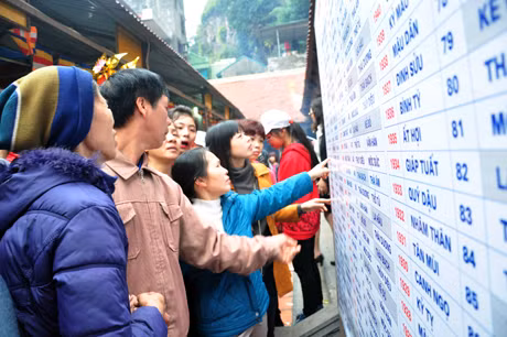 Người dân xem bảng tính sao.