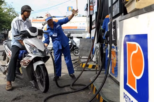  Petrolimex báo lỗ quí 4 do giá xăng dầu liên tục giảm. Ảnh: Kinh Luân.