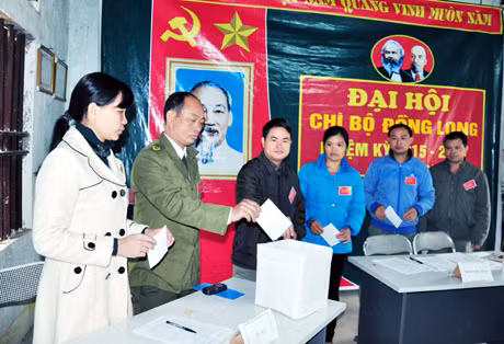 Đại biểu Đại hội Chi bộ thôn Đồng Long, xã Đồng Tâm bầu cử chi uỷ khoá mới.