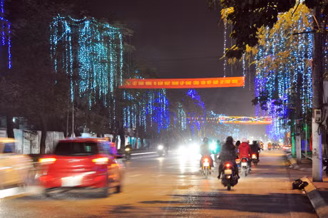 Các tuyến phố chính của TP Hạ Long đã lên đèn chào đón người dân nô nức đón giao thừa.