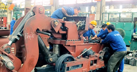 Công nhân Công ty CP Chế tạo máy - Vinacomin thực hiện các công đoạn sản xuất máy xúc đá lật hông VMC E500-1.