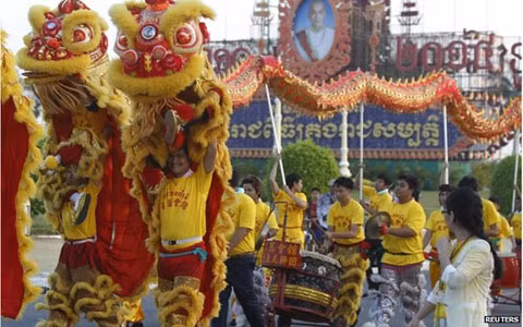 Múa sư tử ở thủ đô Phnom Penh của Campuchia. (Ảnh: Reuters)