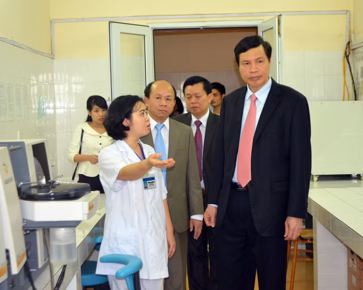 Đồng chí Nguyễn Đức Long, Phó Bí thư Tỉnh ủy, Chủ tịch HĐND tỉnh tham quan khu xét nghiệm sinh hóa tại Trung tâm Y tế dự phòng tỉnh