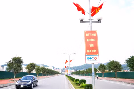 Tuyến đường dẫn vào quảng trường 30-10 được quét dọn sạch sẽ, thông thoáng phục vụ người dân tới xem pháo hoa.