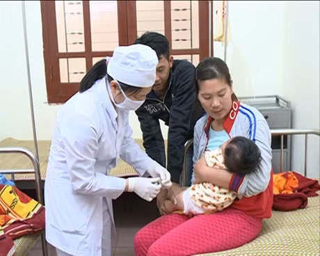 Bệnh nhân nhi điều trị tại Trung tâm y tế huyện Đầm Hà.