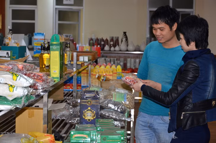 Khách tham quan, mua hàng tại Trường Sa quán
