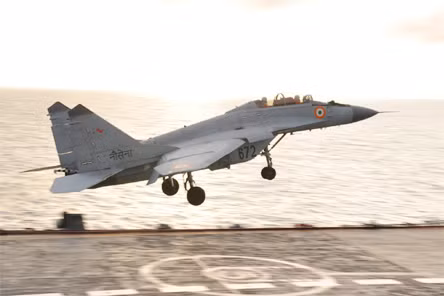 Một chiếc MiG-29KUB biên chế trên tàu sân bay INS Vikramaditya của Hải quân Ấn Độ. Ảnh: anupkumarchaturvedi.com