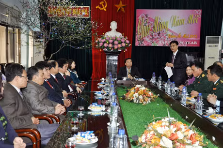 Lãnh đạo huyện Hải Hà báo cáo về tình hình triển khai các hoạt động mừng Đảng, mừng Xuân dịp Tết Nguyên đán.