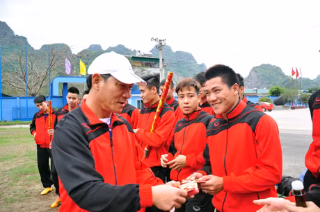 HLV Đinh Cao Nghĩa lì xì đầu năm mới cho các học trò.