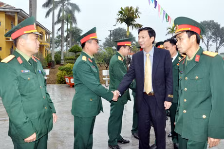 Đồng chí Chủ tịch UBND tỉnh Nguyễn Văn Đọc thăm và chúc tết cán bộ, chiến sĩ Trung đoàn Bộ binh 43.