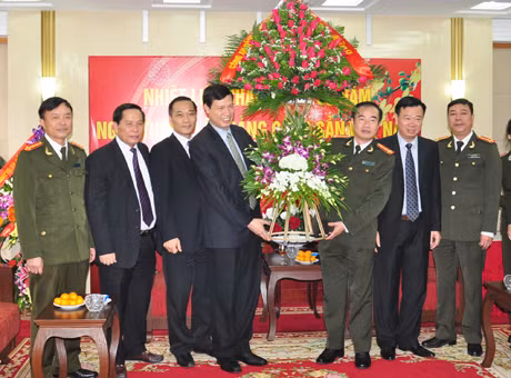 Lãnh đạo Công an tỉnh và Thành ủy Hạ Long chúc mừng Tỉnh ủy.
