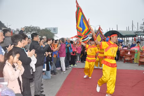 -	Khách du lịch xem biểu diễn văn nghệ truyền thống tại Cảng tàu Bãi Cháy trong ngày mồng 1 Tết.