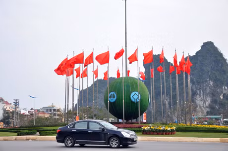 Nút giao thông Kênh Liêm được trang trí cờ hoa rực rỡ.