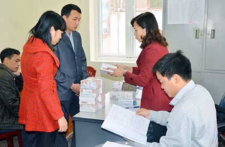 Cán bộ Trung tâm Phát triển quỹ đất TP Cẩm Phả chi trả tiền bồi thường cho các hộ dân nằm trong diện GPMB