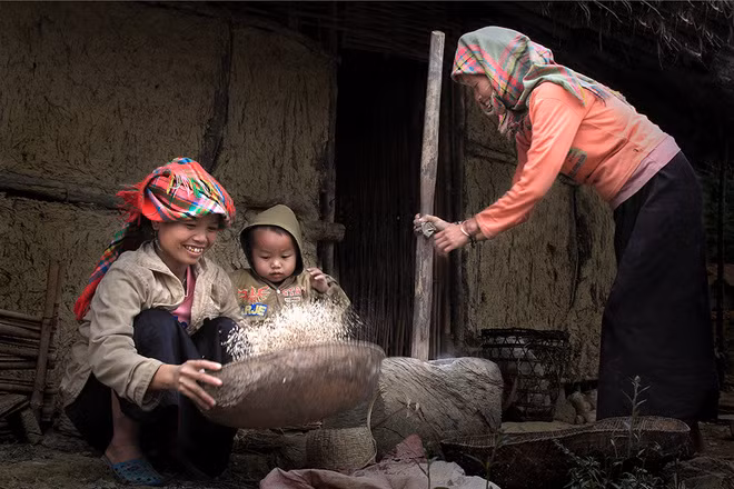 Tuy cuộc sống còn nhiều khó khăn và vất vả nhưng các thành viên trong gia đình ở Lai Châu này không hề mất đi nụ cười hạnh phúc, ngay cả trong những công việc hàng ngày như sàng hay giã gạo.