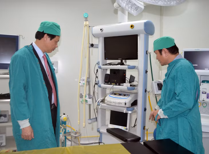 Đồng chí Nguyễn Đức Long, Phó Bí thư Tỉnh ủy, Chủ tịch HĐND tỉnh tham quan thiết bị máy móc của phòng mổ tại Bệnh viện Sản nhi Quảng Ninh