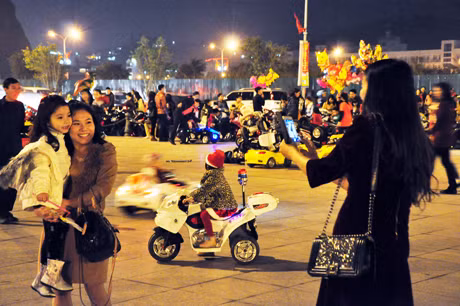 Quảng trường 30-10 trở thành địa điểm đón Giao thừa của hàng nghìn người dân TP Hạ Long.
