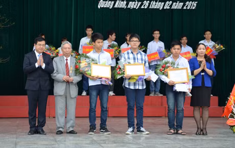 Đại diện lãnh đạo Sở GD&ĐT, Hội Khuyến học, Tỉnh Đoàn tặng thưởng cho các học sinh tham dự kỳ thi Olympic quốc tế năm 2015
