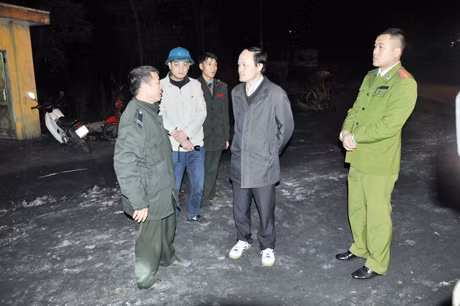 Lãnh đạo thành phố và lực lượng chức năng tuần tra tại cảng than Làng Khánh, phường Hà Khánh.