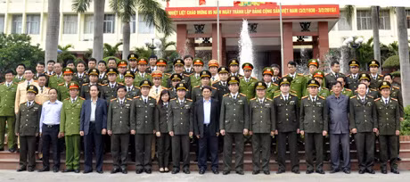 Bộ trưởng và Bí thư Tỉnh ủy cùng các đồng chí trong Đoàn công tác chụp ảnh lưu niệm với CBCS Công an tỉnh.