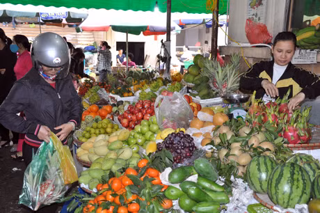 Mua hoa quả về thắp hương.