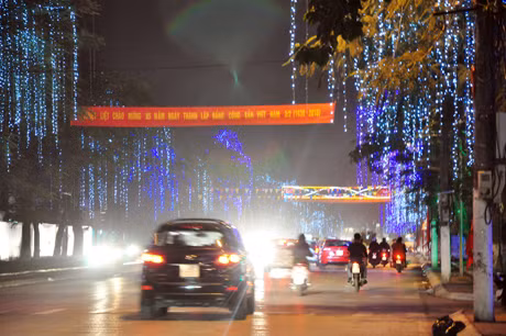 Đường Trần Hưng Đạo rực rỡ những ánh đèn màu tô điểm bộ mặt đô thị Hạ Long về đêm.