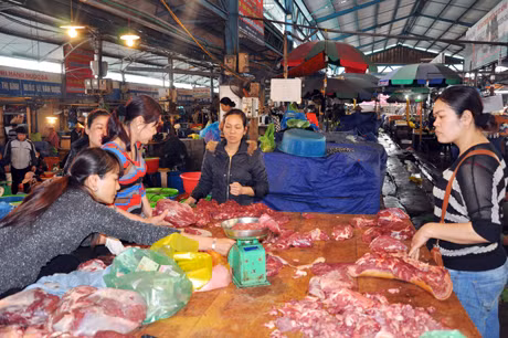 Phiên chợ chiều 30 Tết vẫn tấp nập người mua.