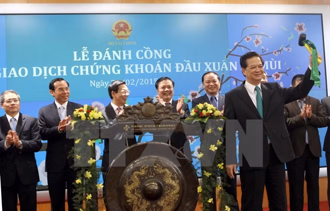 Thủ tướng Nguyễn Tấn Dũng dự Lễ đánh cồng Phiên giao dịch chứng khoán đầu Xuân Ất Mùi. (Ảnh: Tuấn Anh/TTXVN