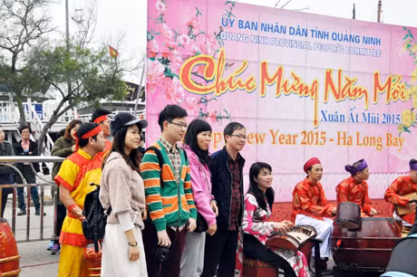 Du khách thích thú khi tới "xông đất" Cảng tàu khách Bãi Cháy ảnh 7 Du khách thích thú khi tới "xông đất" Cảng tàu khách Bãi Cháy ảnh 7
